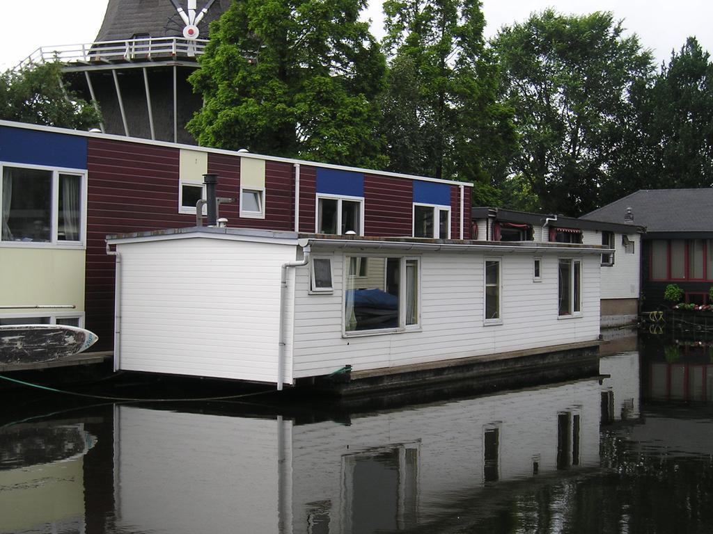 Отель Houseboat Under The Mill Амстердам Экстерьер фото